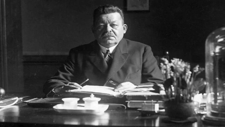 Fotografia tregon Friedrich Ebert-in, presidentin e parë të Republikës së Vajmarit, në tryezën e tij të punës.