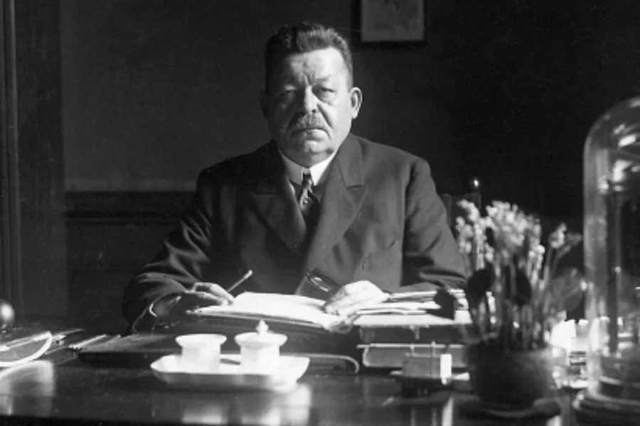 Fotografia tregon Friedrich Ebert-in, presidentin e parë të Republikës së Vajmarit, në tryezën e tij të punës.